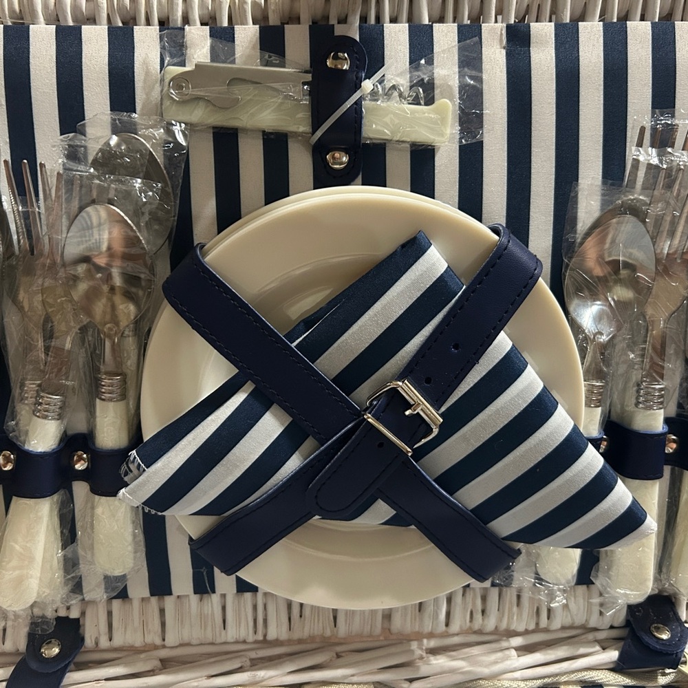 4 Person White Wicker Picnic Basket Set Insulated Cooler Navy Blue Straps - Picture 7 of 7